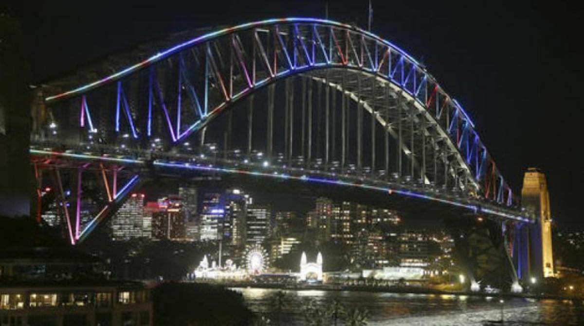 Man scales Sydney Harbour Bridge, sparking alert